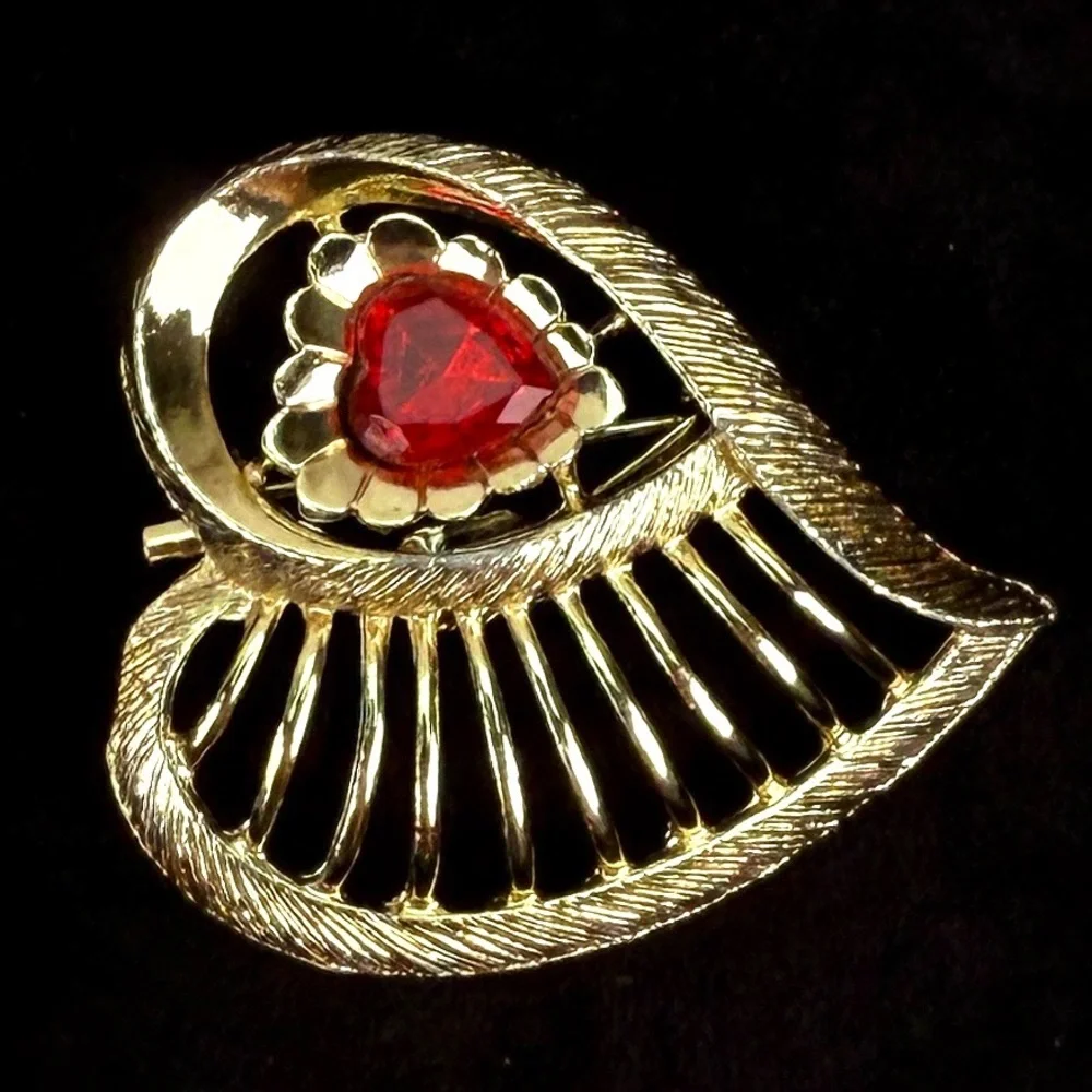 Vintage goldtone with red heart center brooch